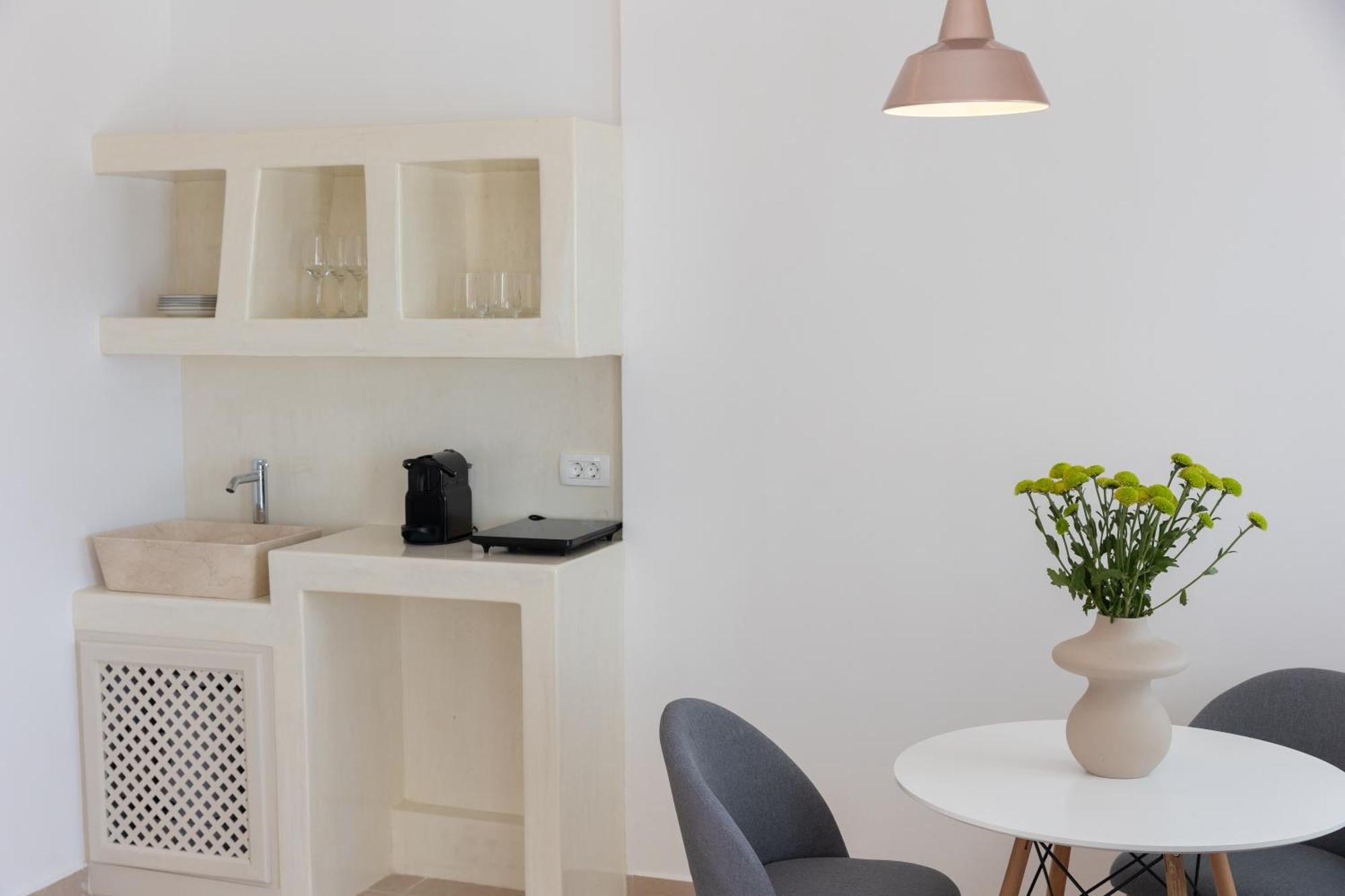 Theophrasti Suites Foinikia  Room photo